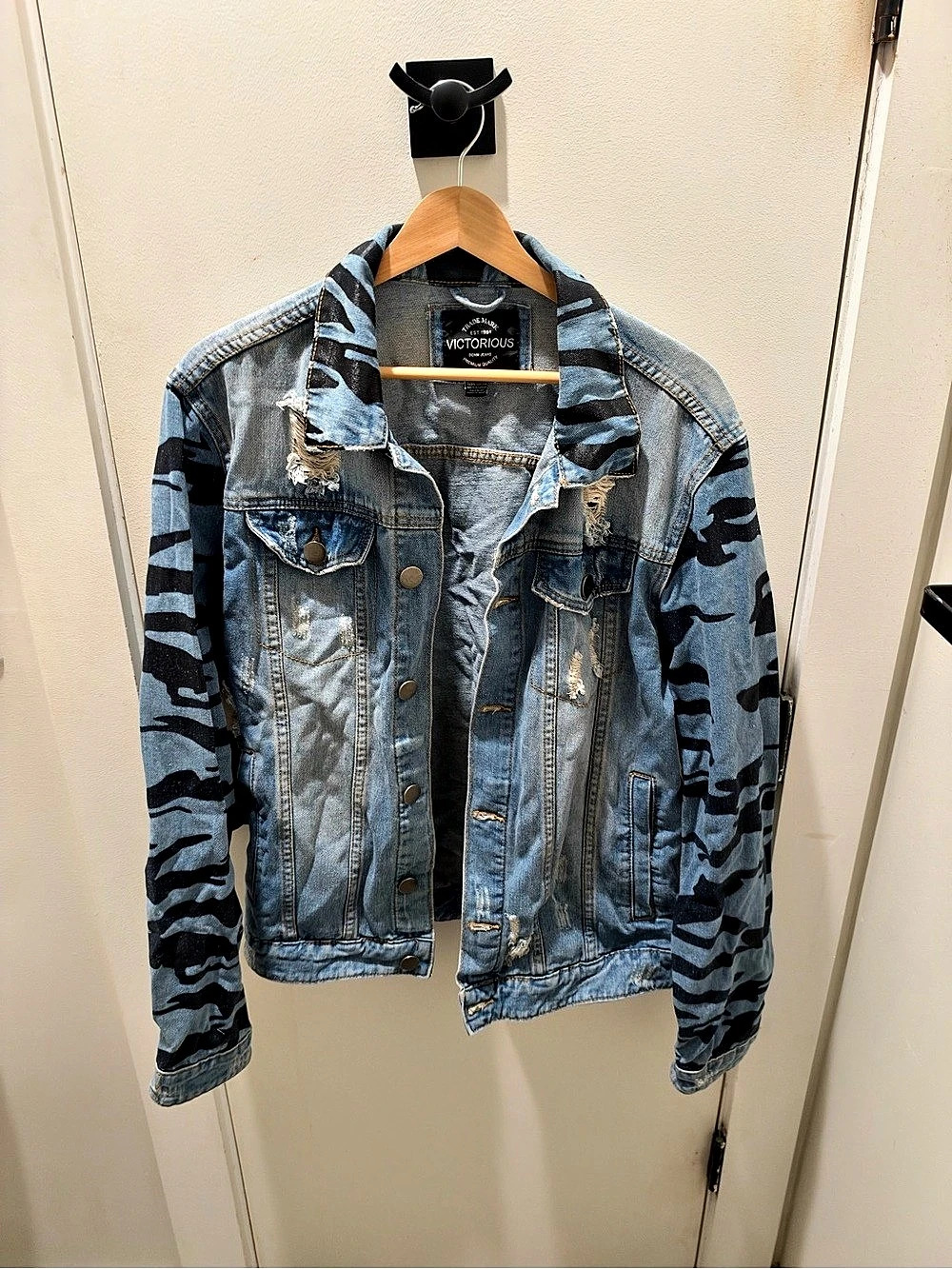 Victorious Men'Small Distressed Tiger Stripe Camo Sleeve Denim Jacket Blue &